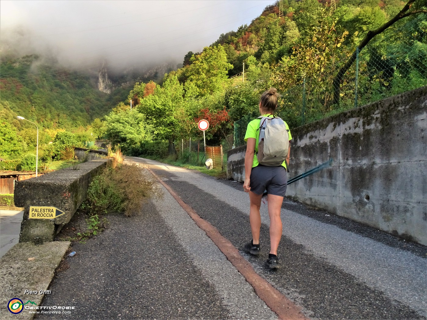 07 Prendiamo la strada per la 'Palestra di roccia'.JPG